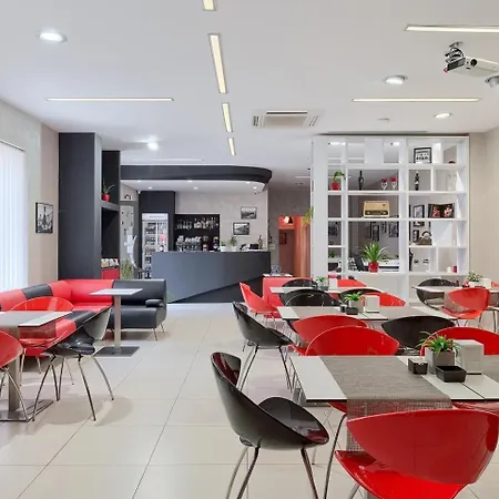 Bed & Breakfast Center - Breakfast Included