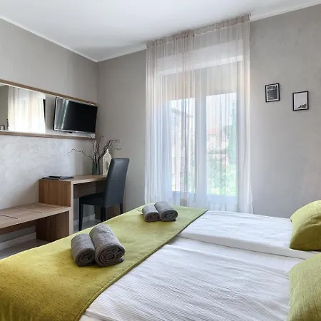 Bed & Breakfast Center - Breakfast Included