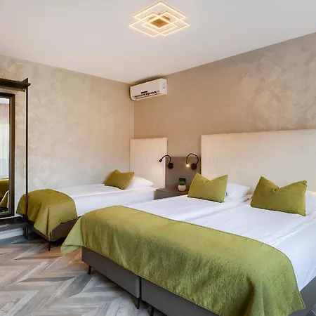 Center - Breakfast Included פולה