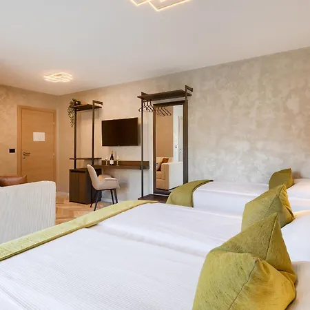 Center - Breakfast Included 4* פולה