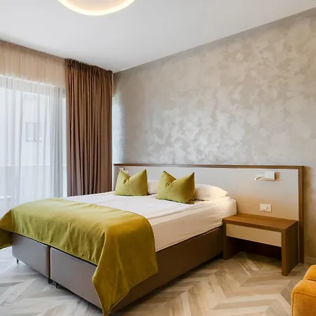 Center - Breakfast Included פולה