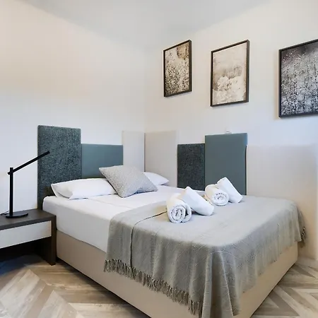 Center - Breakfast Included 4* פולה