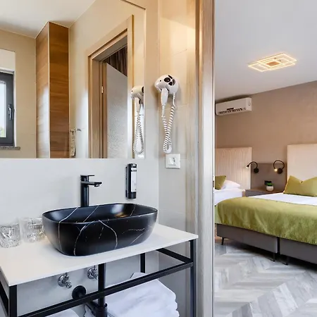 Center - Breakfast Included לינה וארוחת בוקר 4*