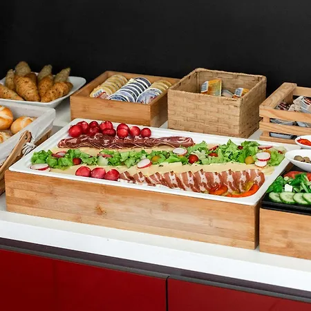 Center - Breakfast Included לינה וארוחת בוקר 4*