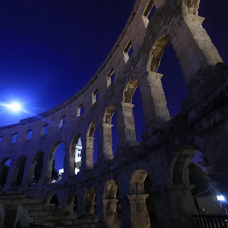 Center - Breakfast Included לינה וארוחת בוקר
