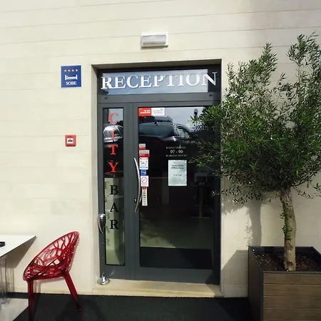 Center - Breakfast Included 4* פולה