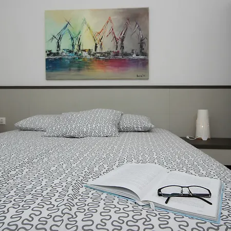 Center - Breakfast Included פולה