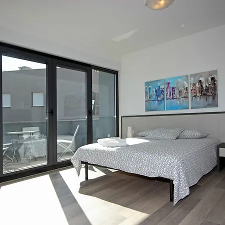 Center - Breakfast Included פולה