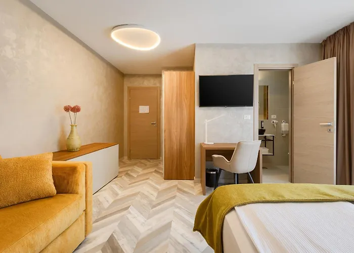 Bed and Breakfast Center - Breakfast Included