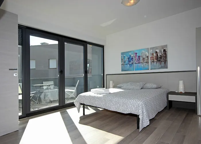 Pula City Center Accommodation - Breakfast Included Pula