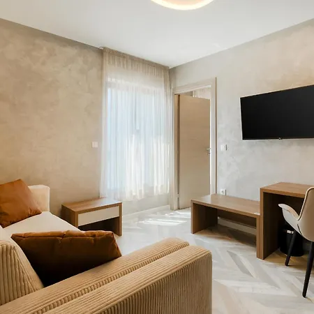 Bed and Breakfast Center - Breakfast Included