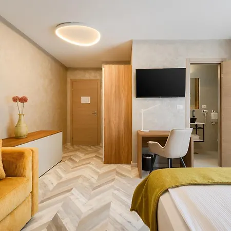 Bed and Breakfast Center - Breakfast Included